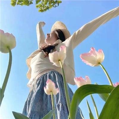 她在寒风中绽放